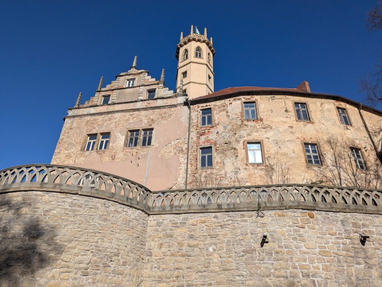Das Schloss auf den Ringmauern der einstigen Burg