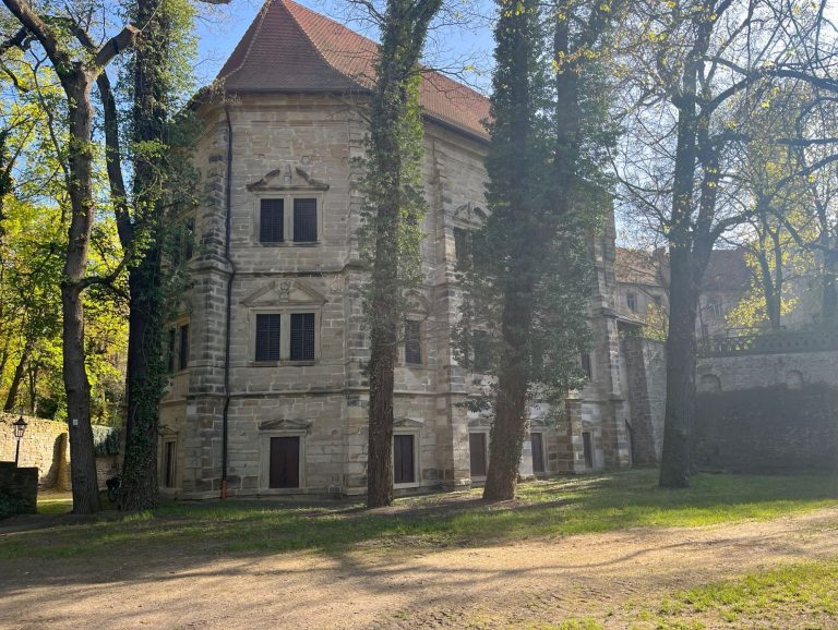 Das Schloss auf den Ringmauern der einstigen Burg