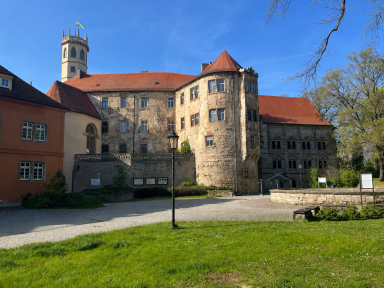 Das Schloss auf den Ringmauern der einstigen Burg